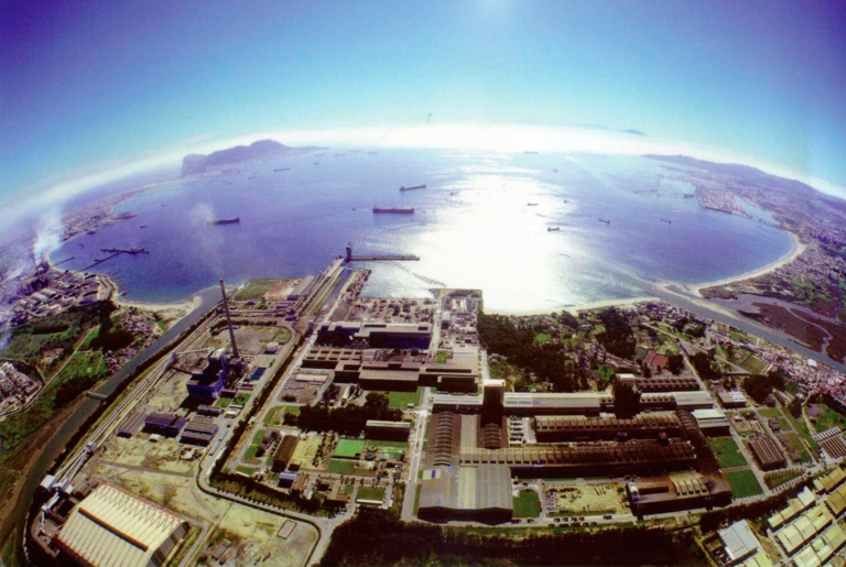 Vista aérea factoría Acerinox en Algeciras y puerto propio